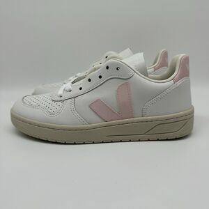 EUC worn once. Women’s Veja V-10 Leather Extra White Petale Pink Size 7